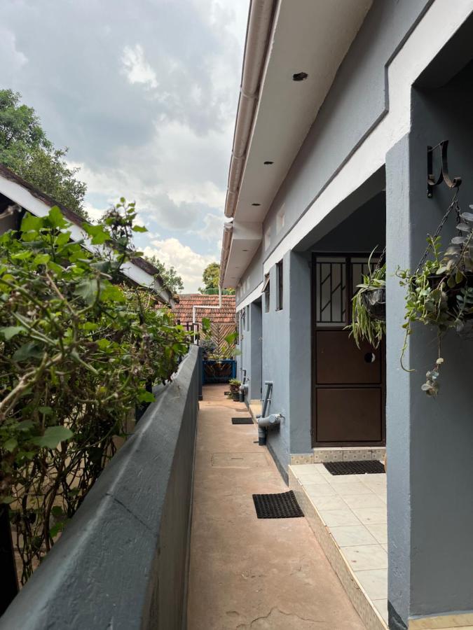 Jinja BaseCamp Bed & Breakfast Bagian luar foto