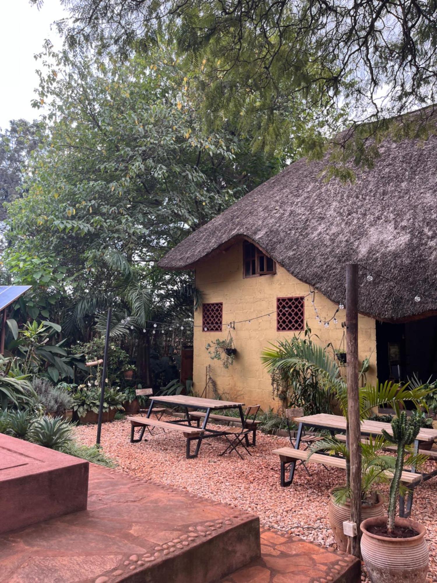 Jinja BaseCamp Bed & Breakfast Bagian luar foto