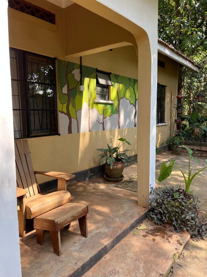 Jinja BaseCamp Bed & Breakfast Bagian luar foto
