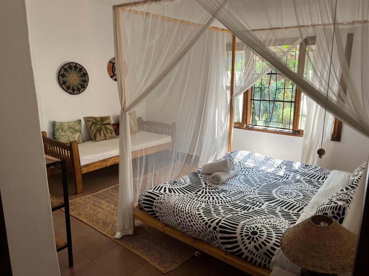 Jinja BaseCamp Bed & Breakfast Bagian luar foto