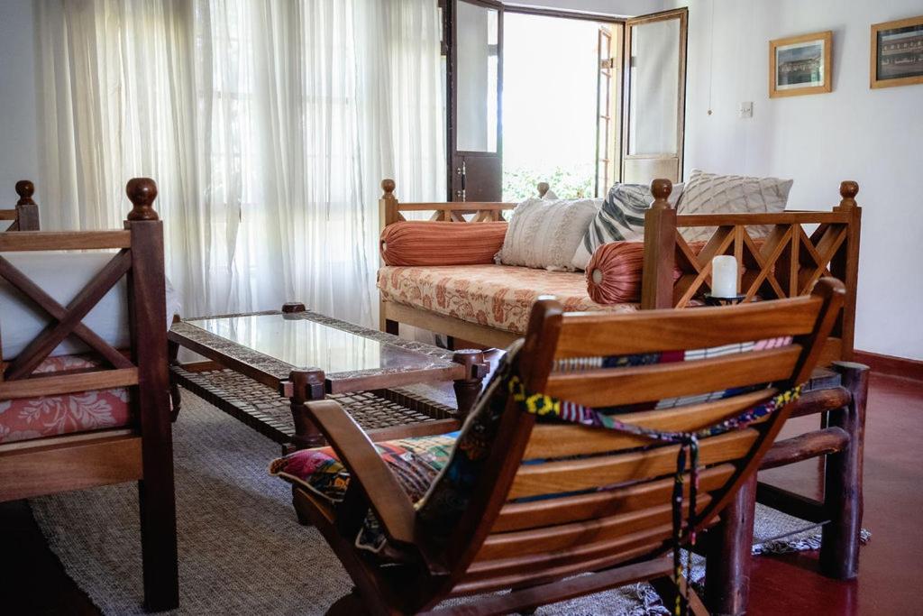Jinja BaseCamp Bed & Breakfast Bagian luar foto