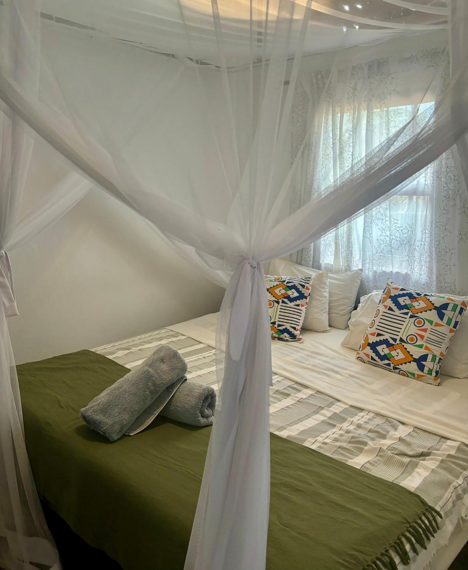 Jinja BaseCamp Bed & Breakfast Bagian luar foto