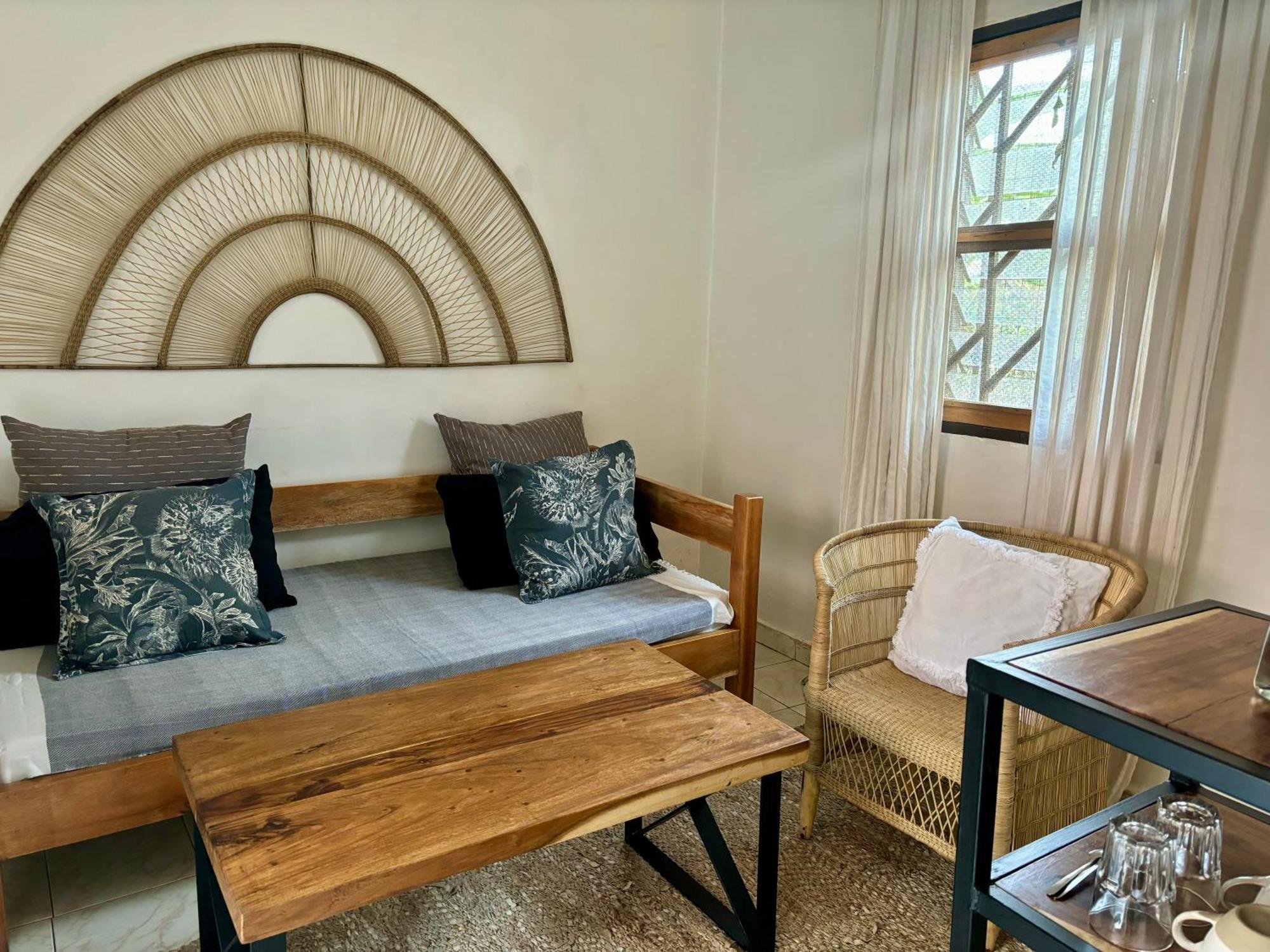 Jinja BaseCamp Bed & Breakfast Bagian luar foto