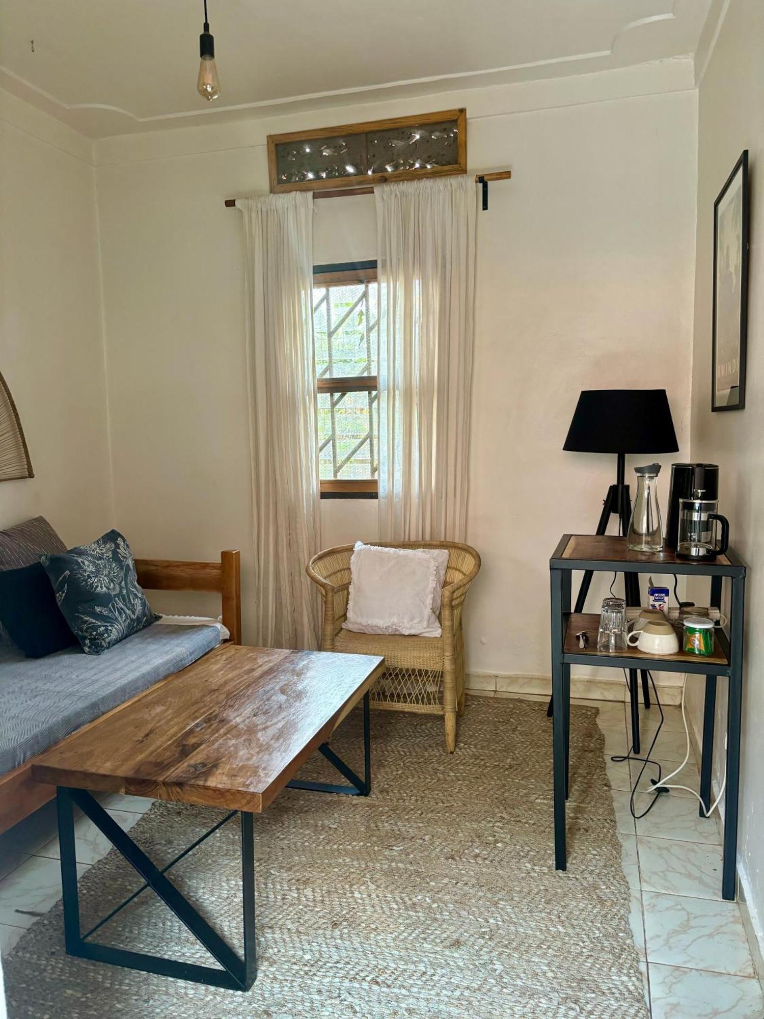 Jinja BaseCamp Bed & Breakfast Bagian luar foto
